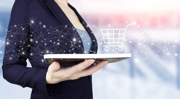 数字营销网络。手持白色平板与数字全息图车标志在光模糊的背景。网上购物业务技术互联网概念。图片下载