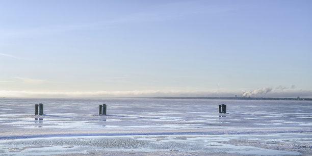 冰冻的海面和地平线上的冰图片下载