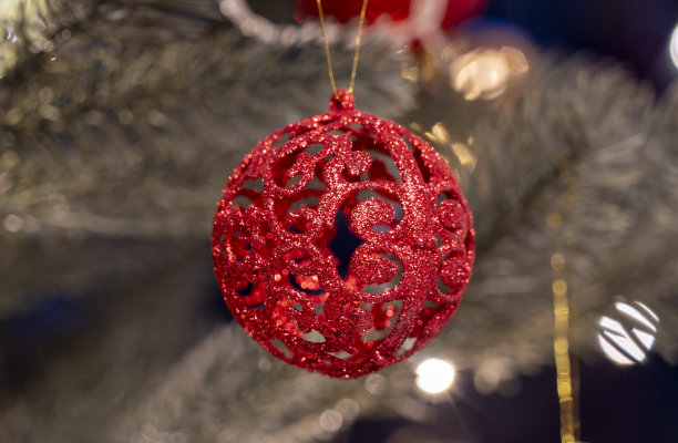 圣诞装饰红球元素在圣诞树上图片下载