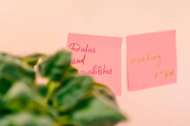 白色的桌子上有办公用品和贴纸图片下载