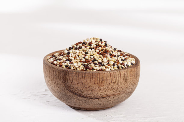 藜麦-照片真正的藜麦种子混合:白色，红色和黑色藜麦图片下载