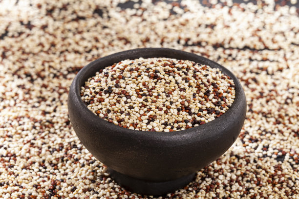 藜麦-照片真正的藜麦种子混合:白色，红色和黑色藜麦图片下载
