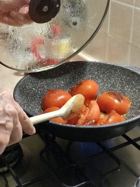 在锅里炸红番茄图片下载