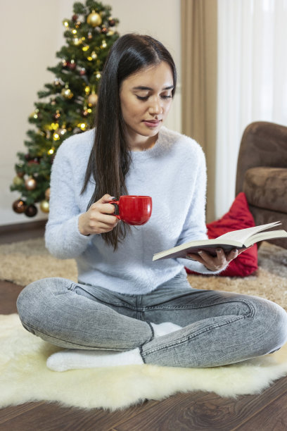 女人看书喝咖啡图片下载