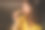 一个年轻女人咬着一片披萨的肖像图片下载
