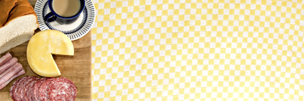 殖民时期的早餐，有面包，奶酪，火腿和意大利腊肠杯，户外拿铁格式。图片下载