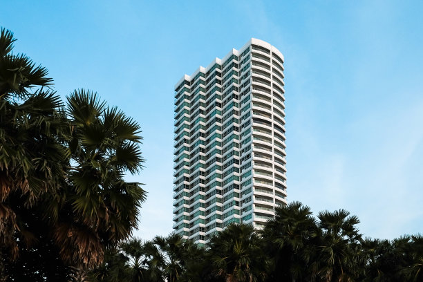 现代美丽的豪华酒店度假建筑和蓝天图片下载