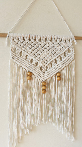 编结家庭装饰墙挂照片手工制作，白色与木片图片下载