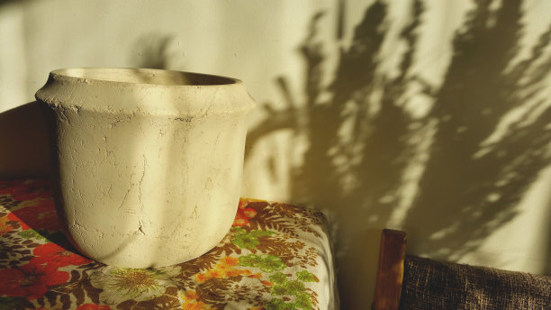 家用装饰，白色的陶器花瓶在花卉桌布上。客厅装饰。风格,设计。高质量的照片图片下载