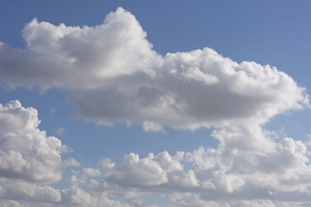 美丽的蓝天白云背景，祥和的积云图片下载
