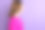 简介侧面照片年轻快乐开朗好心情可爱的女孩看copyspace孤立在紫色的背景图片下载
