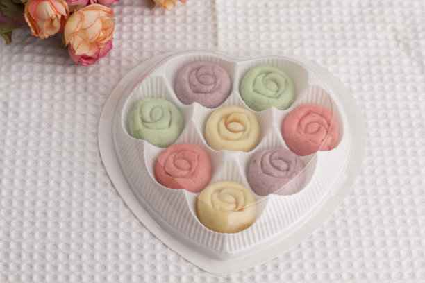 花型彩色饼干，心形礼盒，白色布。图片下载