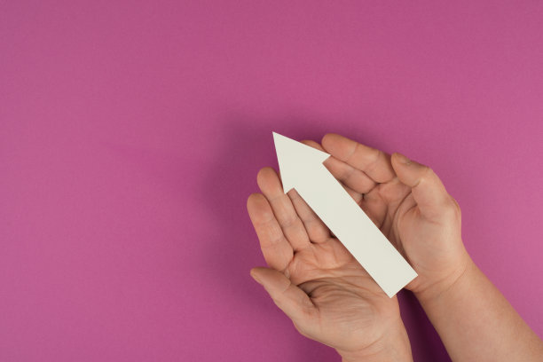 手里握着一支箭，象征着成长、成功和发展图片下载