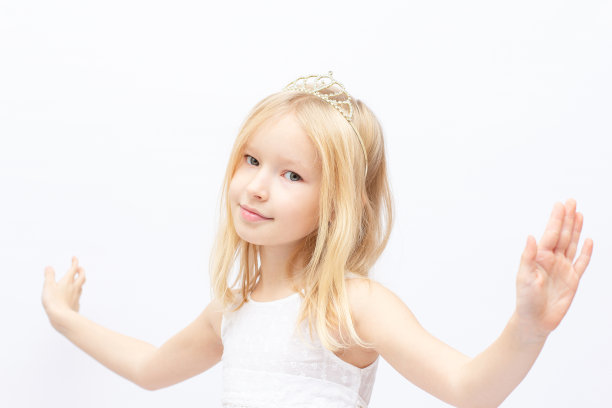 美丽年轻的公主女孩跳舞在whire背景小可爱小公主图片下载