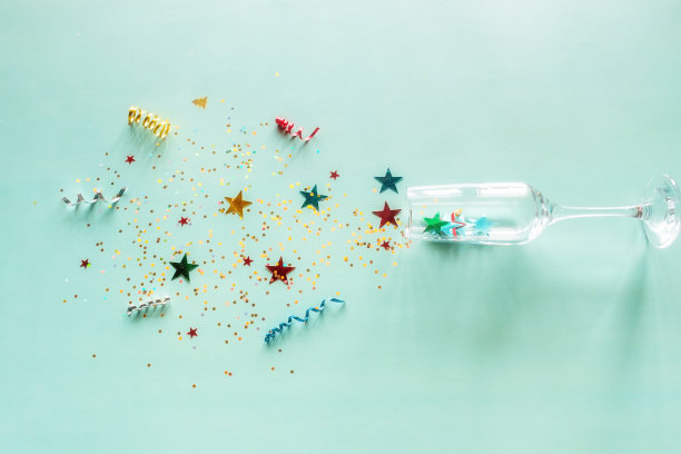 玻璃高脚杯和火花和彩纸烟花欢度新年图片下载