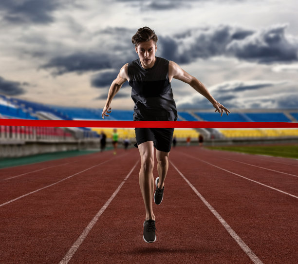 在田径场上奔跑的运动型男子图片下载