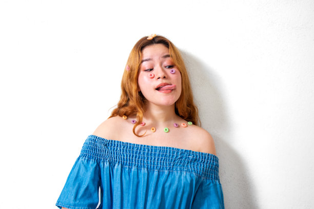 脸上涂着彩色麦片的年轻女人图片下载