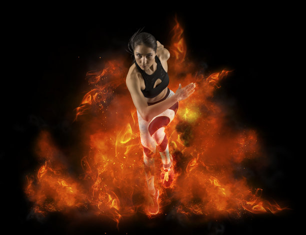 一个女人在燃烧的背景下奔跑图片下载