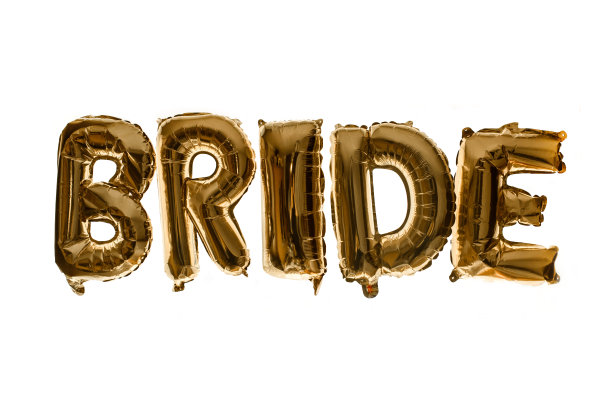 白色背景上的金色气球字母图片下载