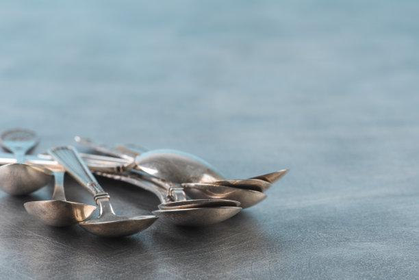 垃圾餐桌上有许多古老的银匙图片下载