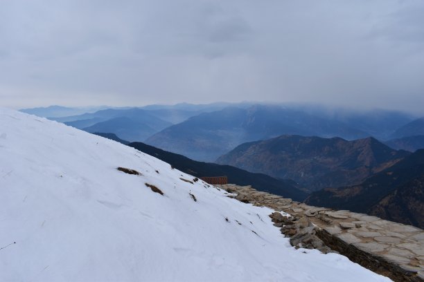 雪山山顶的徒步旅行路线。图片下载