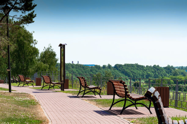 城市公园的堤岸上有长椅。欧洲,俄罗斯,Rzhev。图片下载