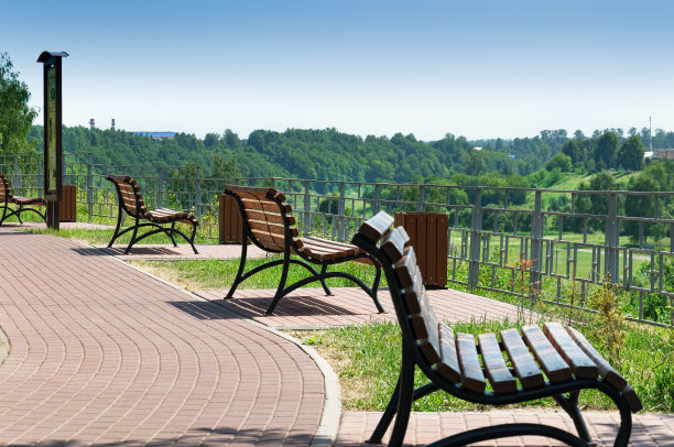 城市公园的堤岸上有长椅。欧洲,俄罗斯,Rzhev。图片下载