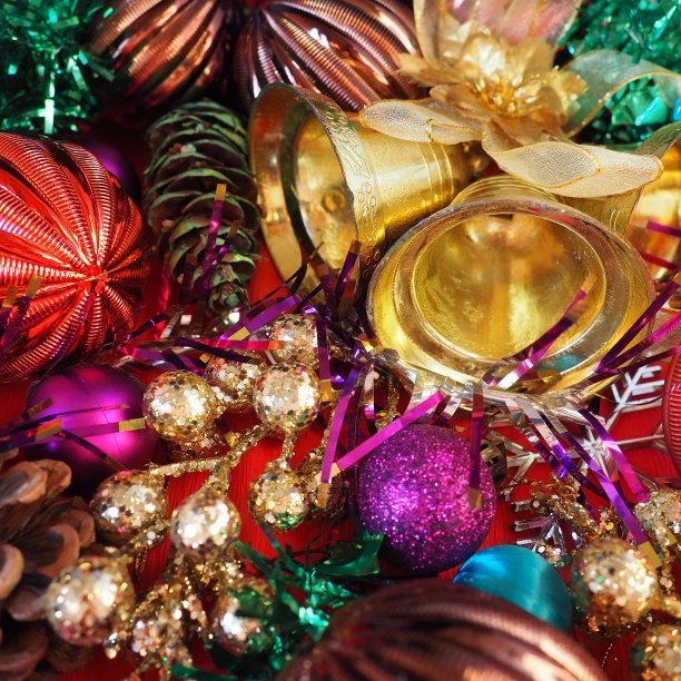 圣诞背景有圣诞装饰品、节日球、铃铛、蝴蝶结、冷杉锥、圣诞树雨。新年快乐，圣诞快乐。红色，棕色，条纹，绿色，金色，紫色，五颜六色的装饰图片下载