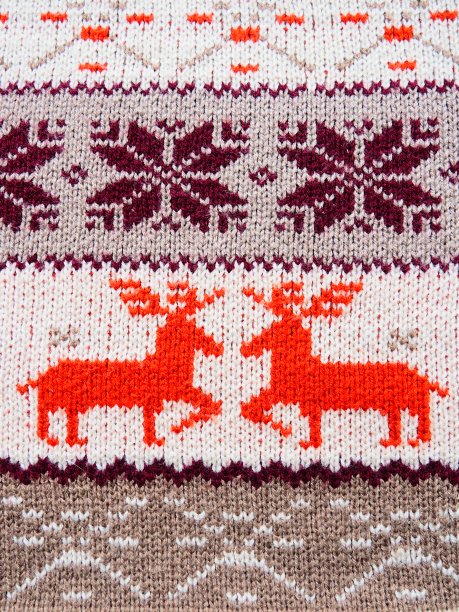 提花针织图案。圣诞节或新年的几何装饰。两只马鹿在一个白色的针织背景，雪花，条纹。冬季时尚现代动物传统民俗点缀图片下载