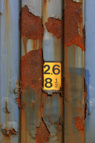 黄黑相间的标志是2.6除以8.5图片下载