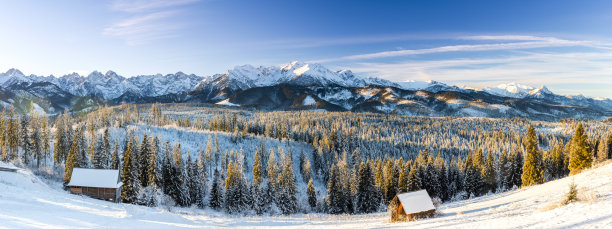 波兰塔特拉斯山脉冬季的日出。高原景观全景图片下载