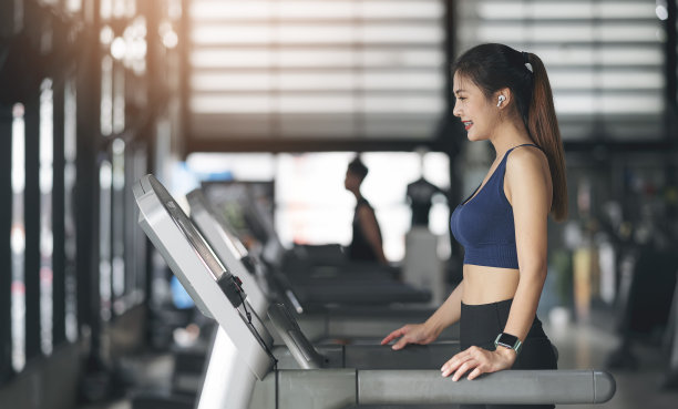 健身妇女用健身器材在健身房锻炼。图片下载