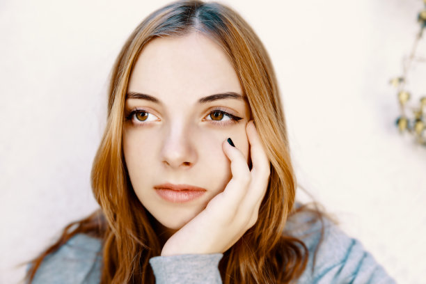 焦虑少女肖像图片下载