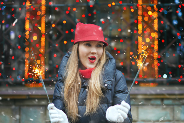 在冬季集市上玩烟火的美女图片下载