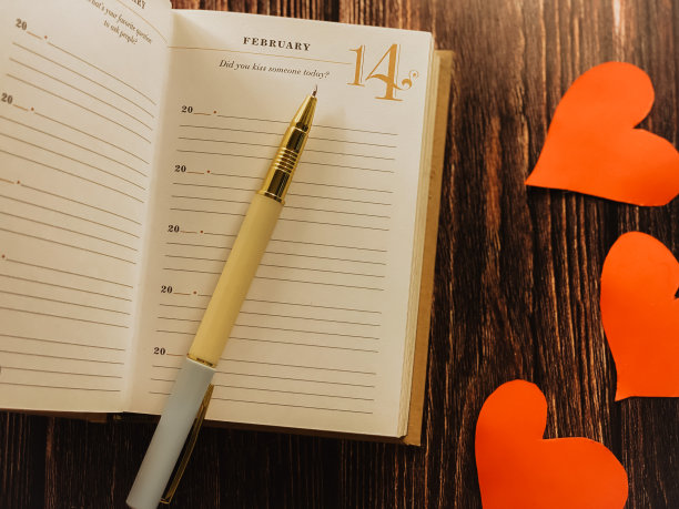 用心形纸和字母做成的创意平板图片下载