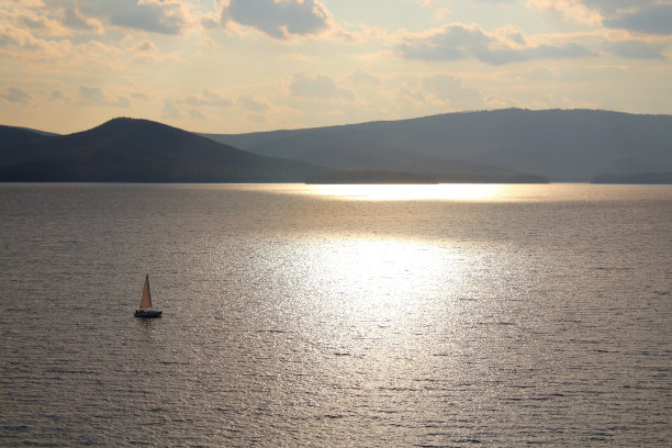 湖和山。美丽的夜晚景观。背景。图片下载