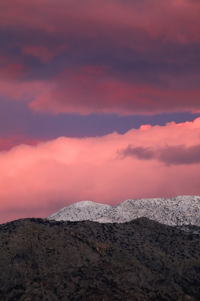 雪山和粉红色的天空图片下载