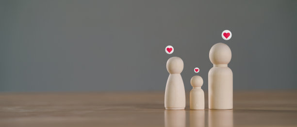 木雕人偶木桌上家庭成员的娃娃，家庭关系，家庭家园，寄养，无家可归者的慈善支持概念，家庭心理健康，国际家庭日。图片下载