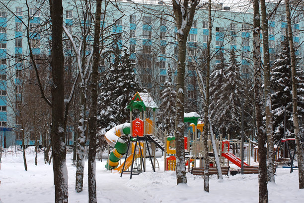 白雪覆盖的院子里的游乐场图片下载