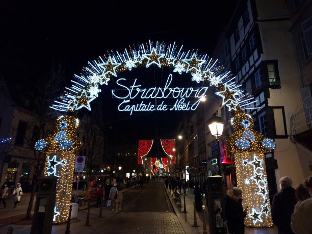 圣诞快乐圣诞树礼物圣诞老人斯特拉斯堡街图片下载