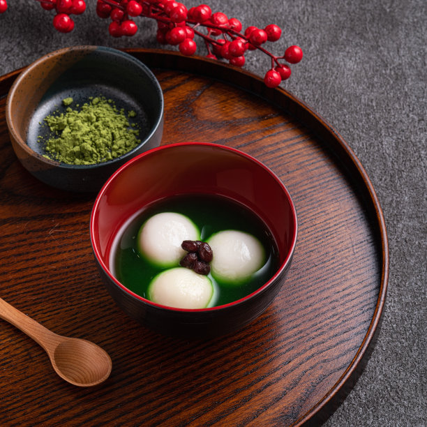 灰色桌上的抹茶大汤圆和抹茶汤。图片下载