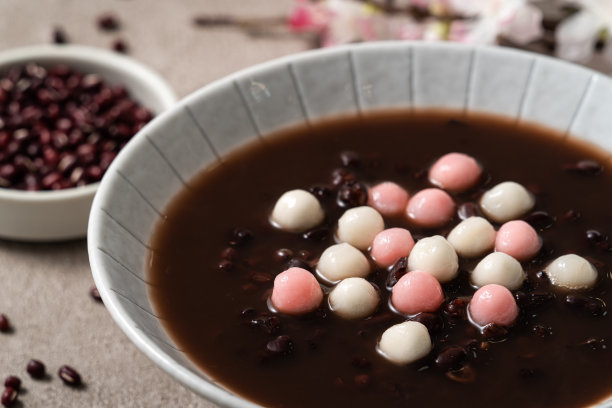 红白汤圆配红豆汤。图片下载