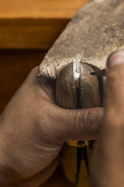 Caftsman用传统的方法在戒指上添加钻石图片下载