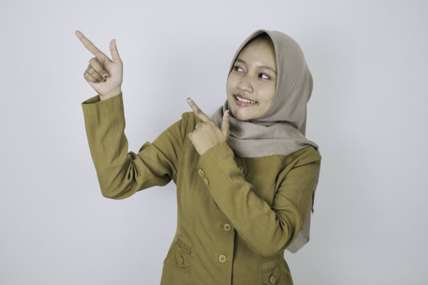 微笑的政府工作人员指着旁边。PNS穿卡其制服。图片下载