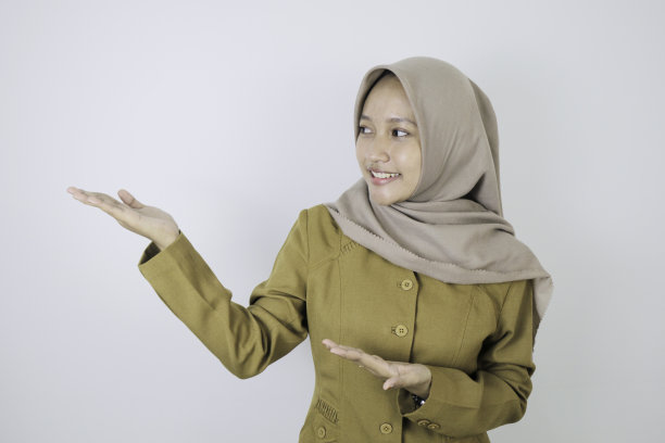 微笑的政府工作人员指着旁边。PNS穿卡其制服。图片下载