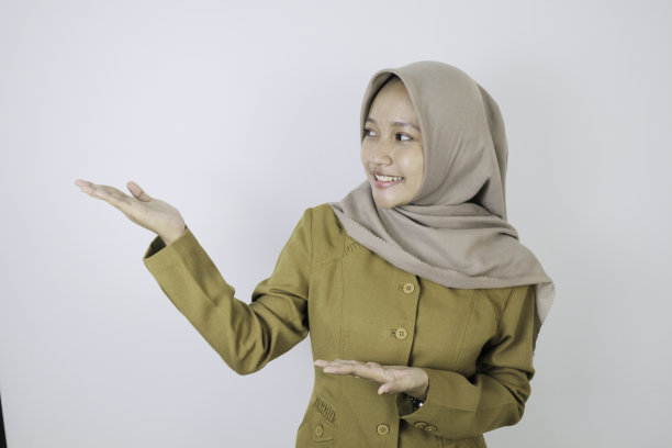 微笑的政府工作人员指着旁边。PNS穿卡其制服。图片下载