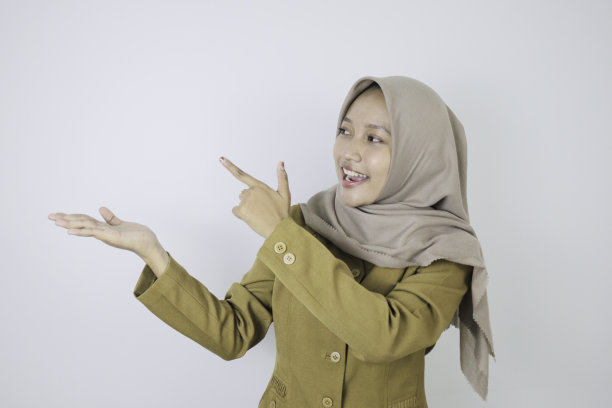 微笑的政府工作人员指着旁边。PNS穿卡其制服。图片下载