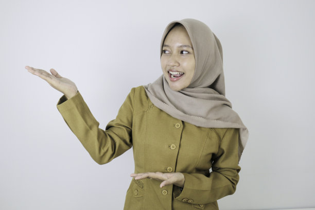 微笑的政府工作人员指着旁边。PNS穿卡其制服。图片下载