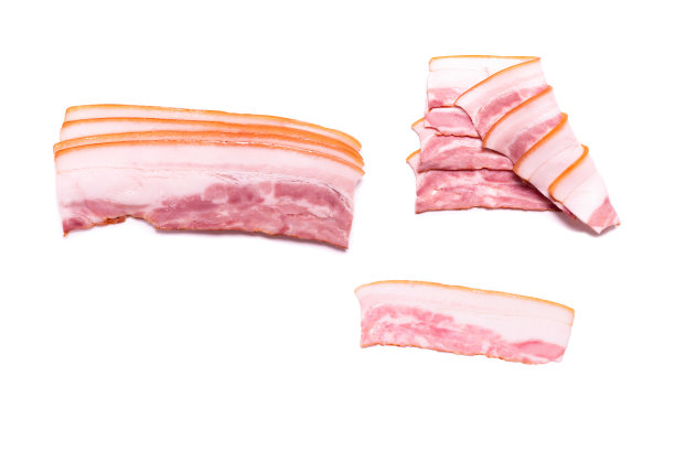 生培根片孤立在白色背景上。图片下载