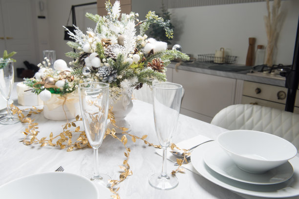 带餐具的圣诞餐桌。图片下载